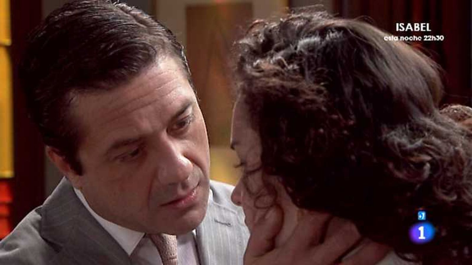 Amar en tiempos revueltos - T7 - Capítulo 224 - Con la excusa de disculparse por el "malentendido" de ayer, Emilio hace pasar a Asunción al despacho - Ver ahora