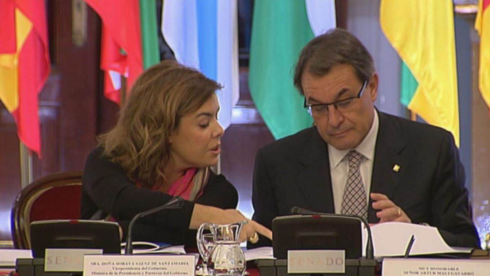 Artur Mas lee con gesto serio el documento de trabajo de la Conferencia de Presidentes - Informativo 24h | Ver