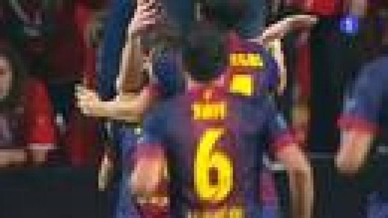 El jugador chileno del FC Barcelona Alexis Sánchez ha abierto el marcador en el minuto 6 de juego ante el Benfica, a pase de Messi.