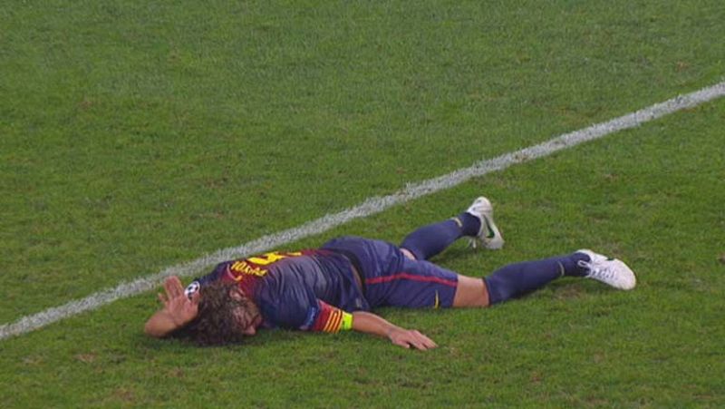 El defensa del FC Barcelona Carles Puyol se ha lesionado en el encuentro de Champions contra el Benfica. Las imágenes de cómo queda su brazo después de caer al suelo son muy duras. 