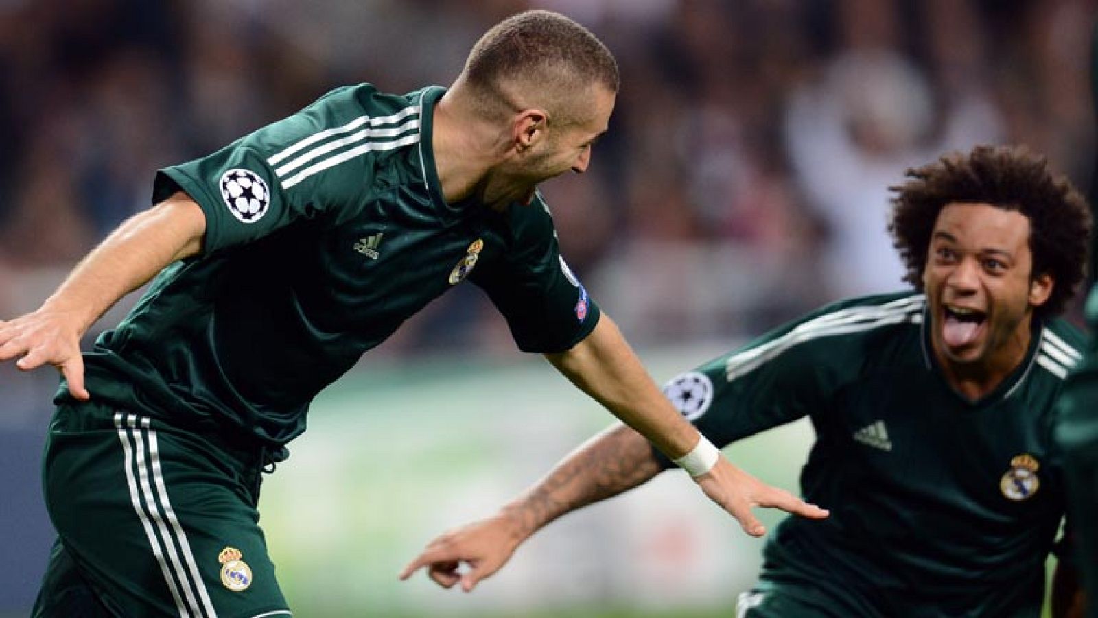 El francés empalma de forma acrobática un centro del brasileño Kaká.