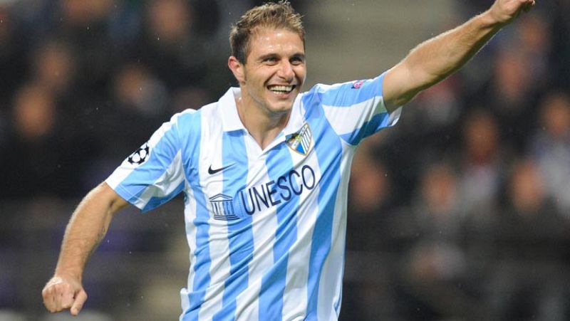 El extremo andaluz transforma la pena máxima que supone el segundo del Málaga frente al Anderlecht.