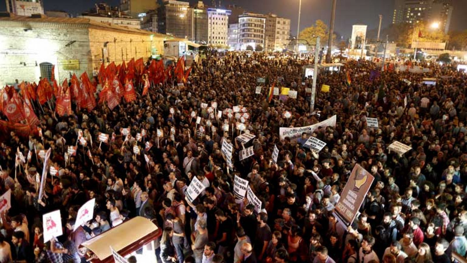 Miles de turcos salen a las calles a protestar ante el temor de una guerra con Siria