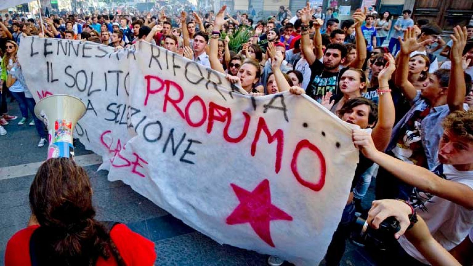 Los estudiantes italianos se manifiestan en 20 ciudades contra los recortes en educación