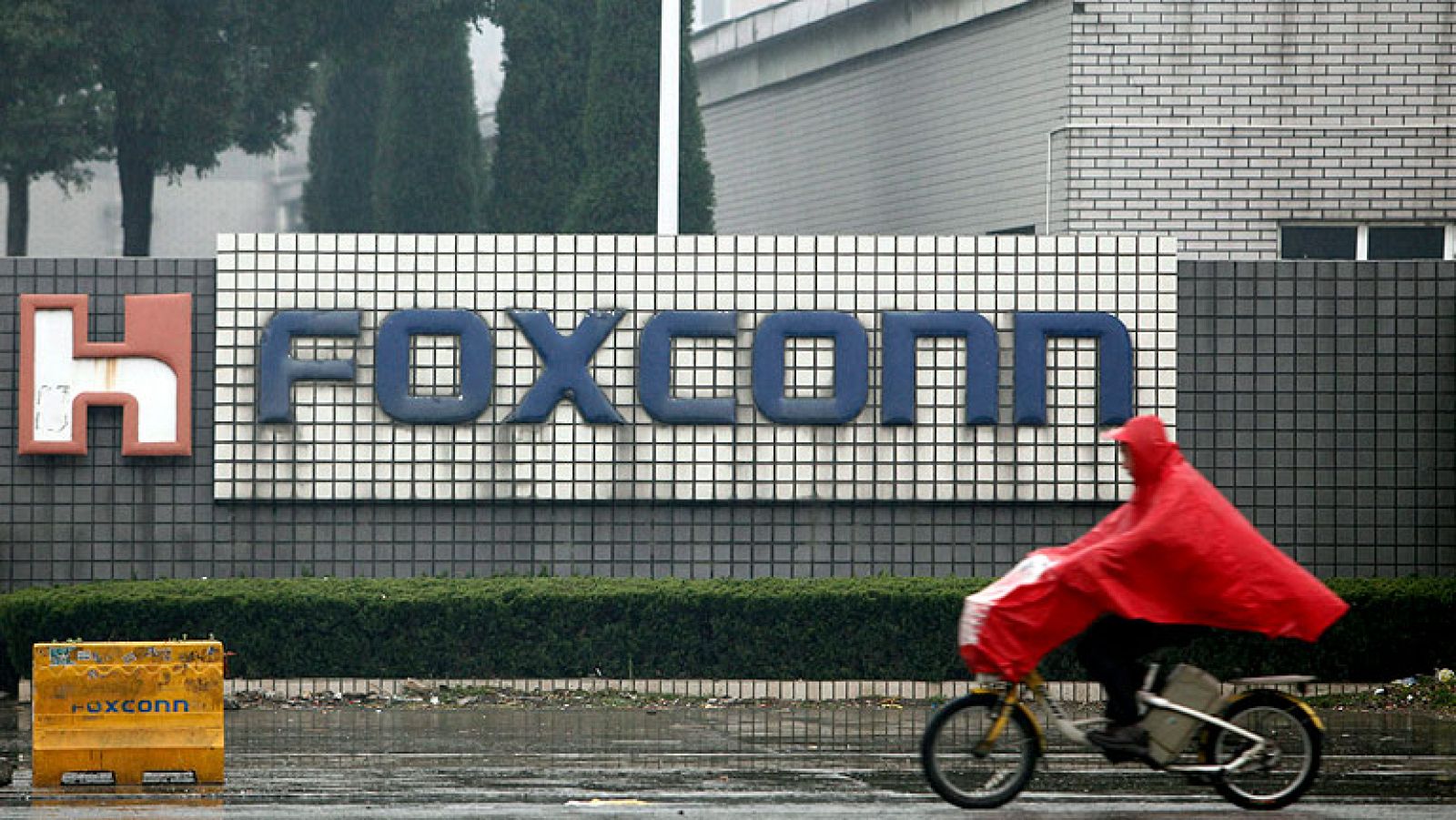 Miles de trabajadores de una planta de la firma taiwanesa Foxconn del centro de China, en la que se fabrica el iPhone 5, se han declarado en huelga por las abusivas condiciones laborales, lo que ha paralizado la producción del teléfono de Apple. Según un comunicado de la asociación de defensa de los derechos laborales 'China Labour Watch', entre 3.000 y 4.000 empleados de la fábrica de Foxconn en Zhengzhou (capital de la provincia central de Henan) abandonaron sus puestos de trabajo en la tarde del viernes debido a su descontento con ciertas condiciones de la empresa.