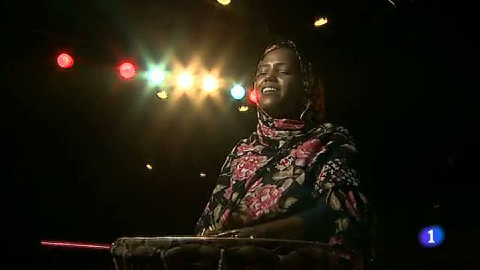 Telediario 1: Dos cantantes saharauis revitalizan su tradición musical en Madrid | RTVE Play