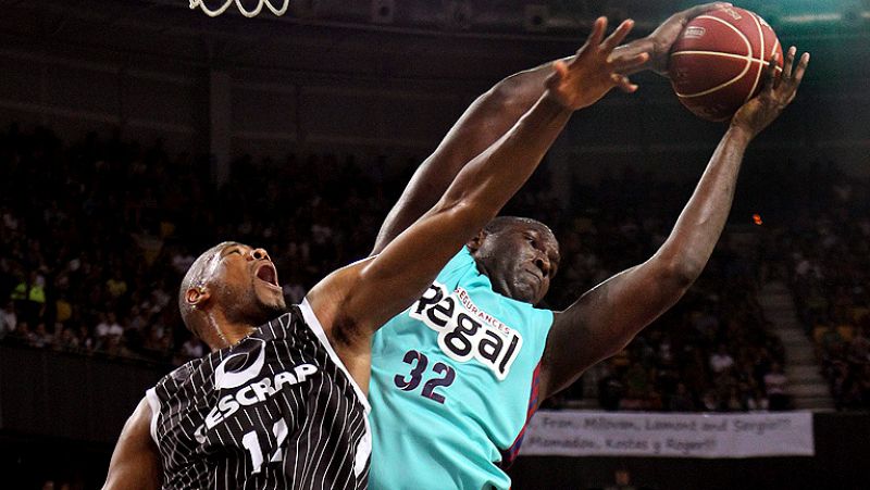 ¡Partidazo en Miribilla! El Gescrap Bizkaia se ha impuesto por 78-77 al FC Barcelona Regal en un gran duelo. Zisis, Raül López y Mumbrú, vitales. Volvieron Navarro y Jasikevicius, increíble con dos triples lejanísimos.