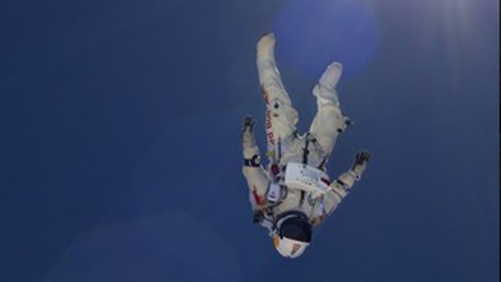 El salto desde la estratosfera se aplaza al martes