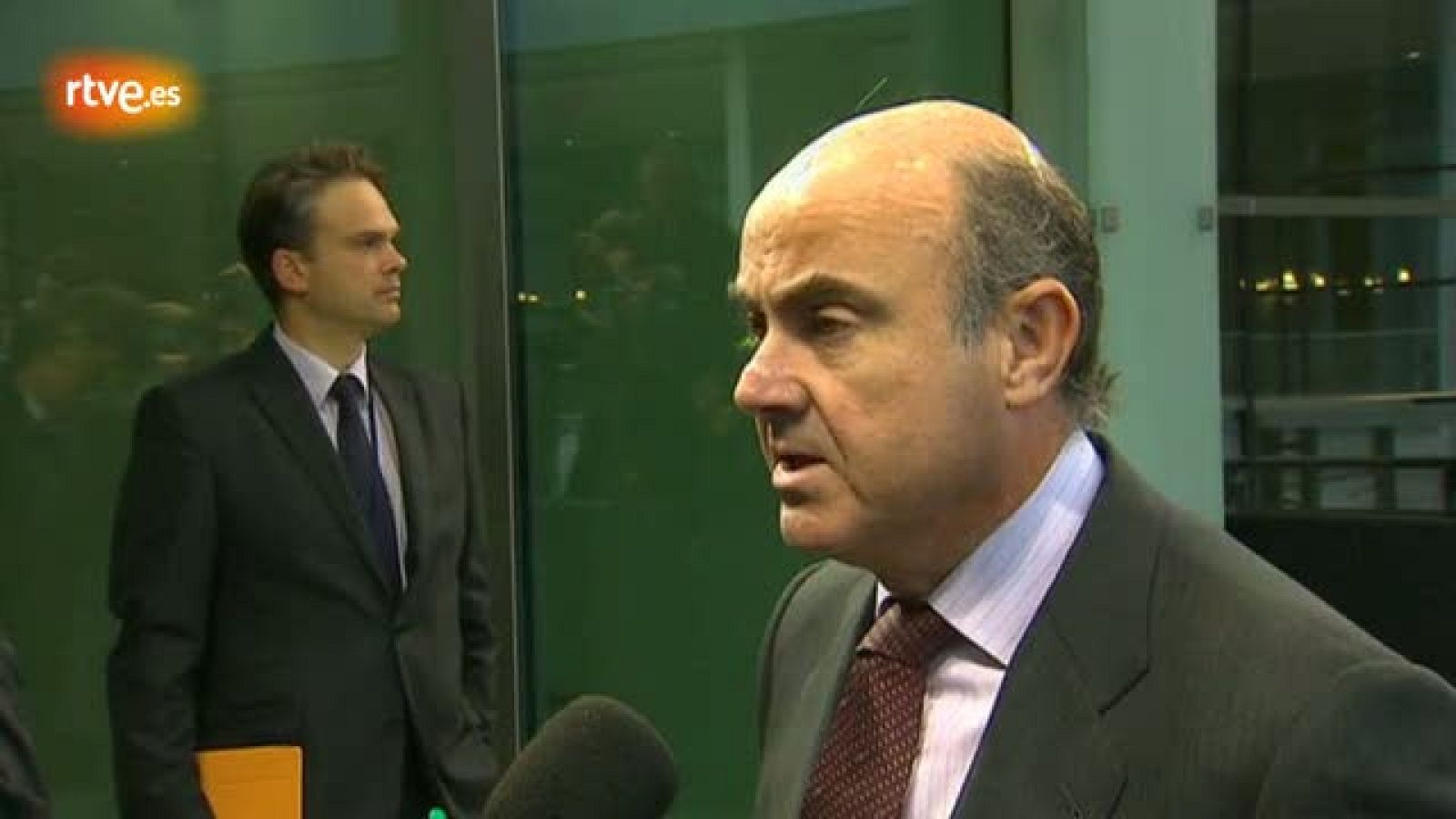 De Guindos asegura que el Gobierno trabaja en que no se cumplan las proyecciones del FMI