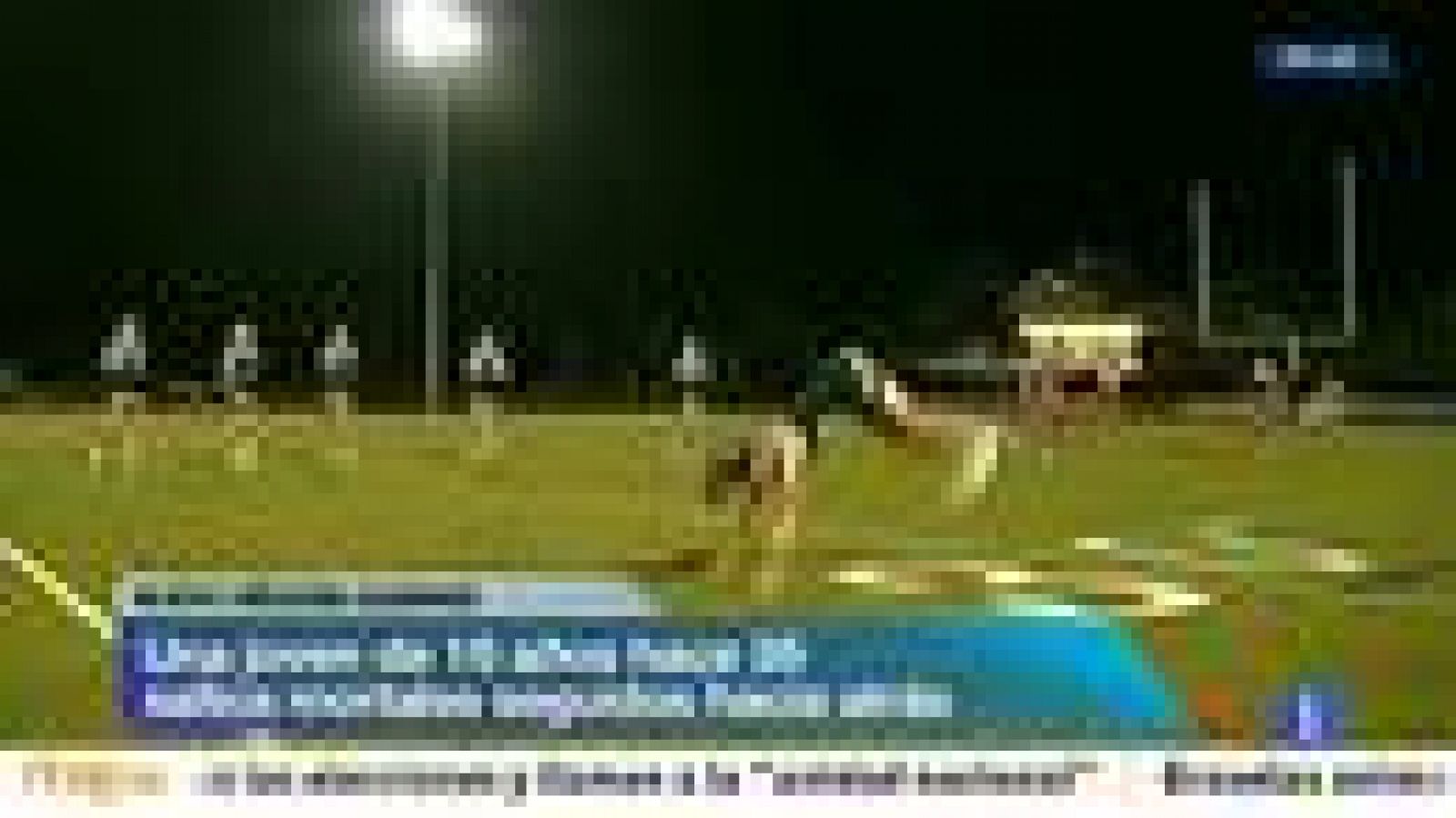 Una animadora de 16 años de Texas ha batido el récord Guinnes de dar volteretas al conseguir 35 repeticiones una detrás de otra. Miranda Ferguson, estudiante de la escuela secundaria en la Escuela Hockaday, asombró a la multitud con su hazaña.