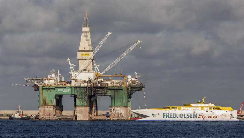 La colosal plataforma petrolífera Eirik Raude atraca en Gran Canaria para una revisión y puesta a punto