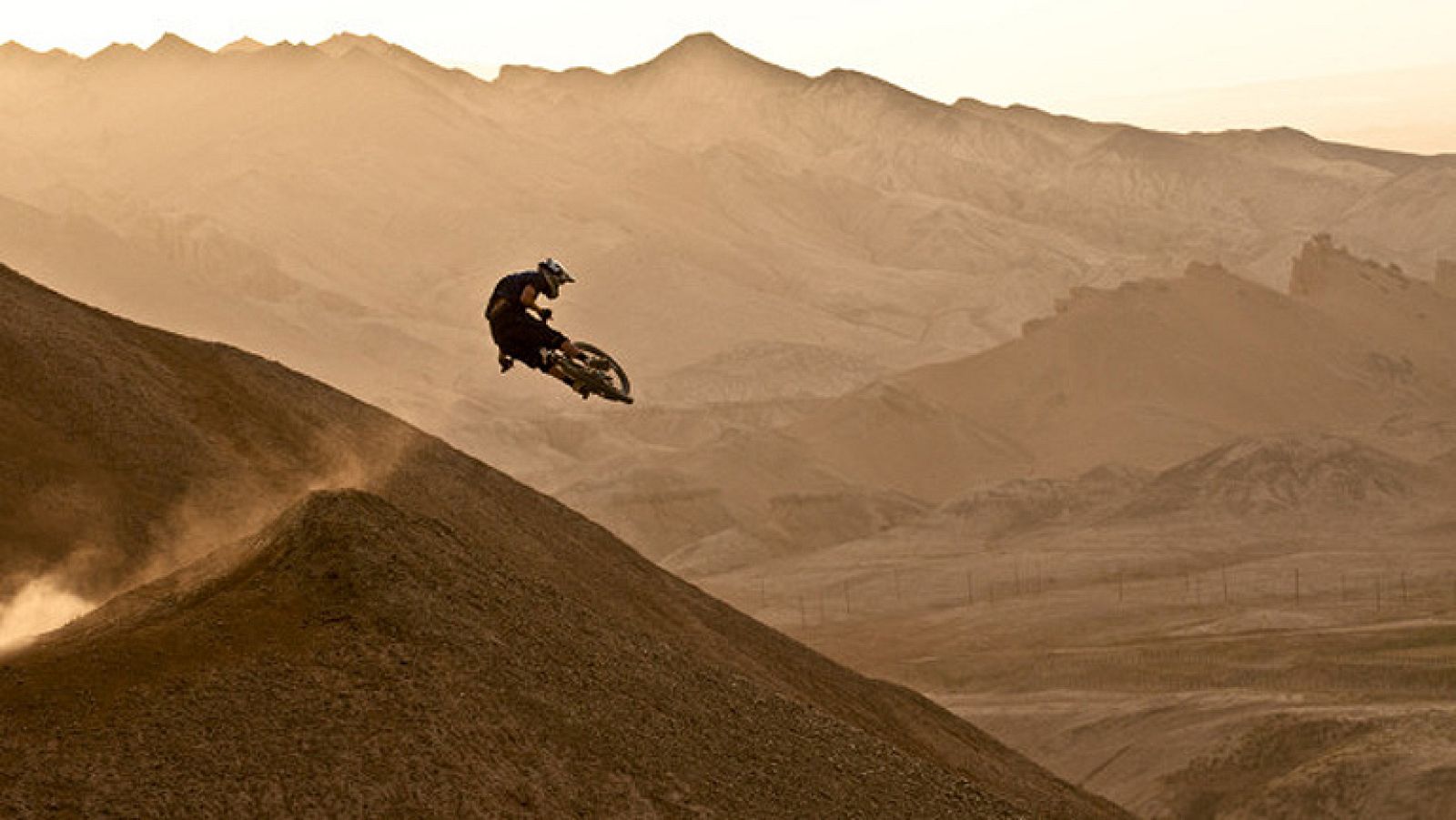 Espectaculares imágenes de ciclismo radical que nos llegan desde el parque Nacional Zion, en Virgin Utah (EE.UU.). El canadiense Kurt Sorge se ha proclamado nuevo rey de esta modalidad que combina la destreza, la técnica y, por supuesto, el valor par