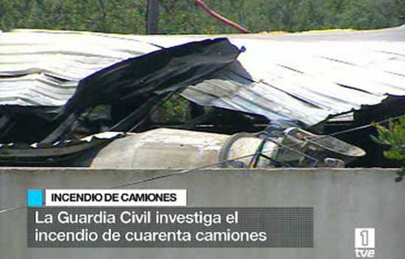 Un incendio ha arrasado un total de 47 camiones de gran tonelaje de una empresa de transportes del municipio ibicenco de Sant Antoni de Portmany (15/06/08). 