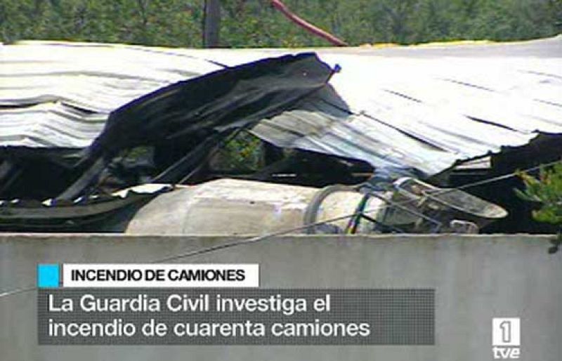 Un incendio ha arrasado un total de 47 camiones de gran tonelaje de una empresa de transportes del municipio ibicenco de Sant Antoni de Portmany (15/06/08). 