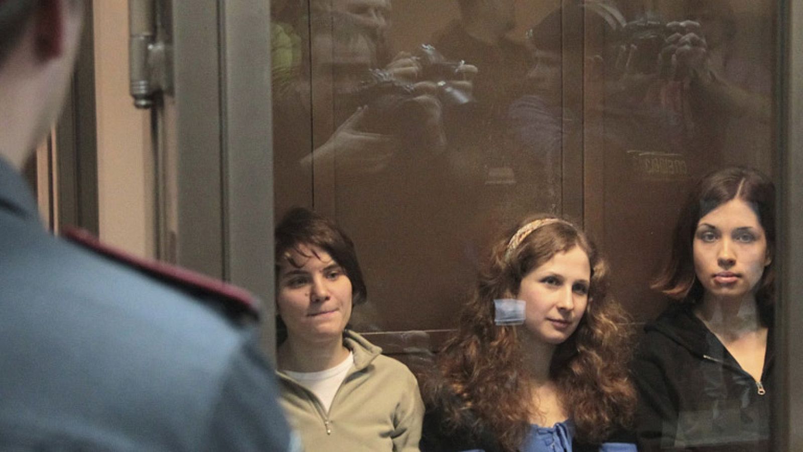 Las tres integrantes del grupo de punk ruso Pussy Riot, condenadas en agosto a dos años de cárcel por una "oración" contra el presidente ruso, Vladimir Putin, en la catedral de Moscú, se han disculpado ante los creyentes.