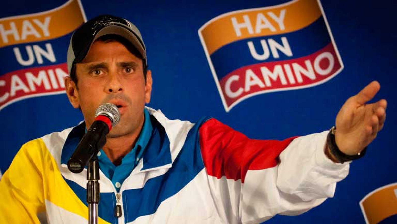 El líder de la oposición de Venezuela Henrique Capriles dice que "no tira la toalla"