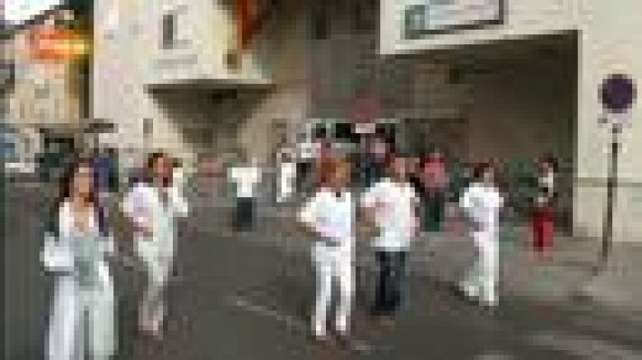 Sanitarios de Granada protestan con un "flashmob" por los recortes