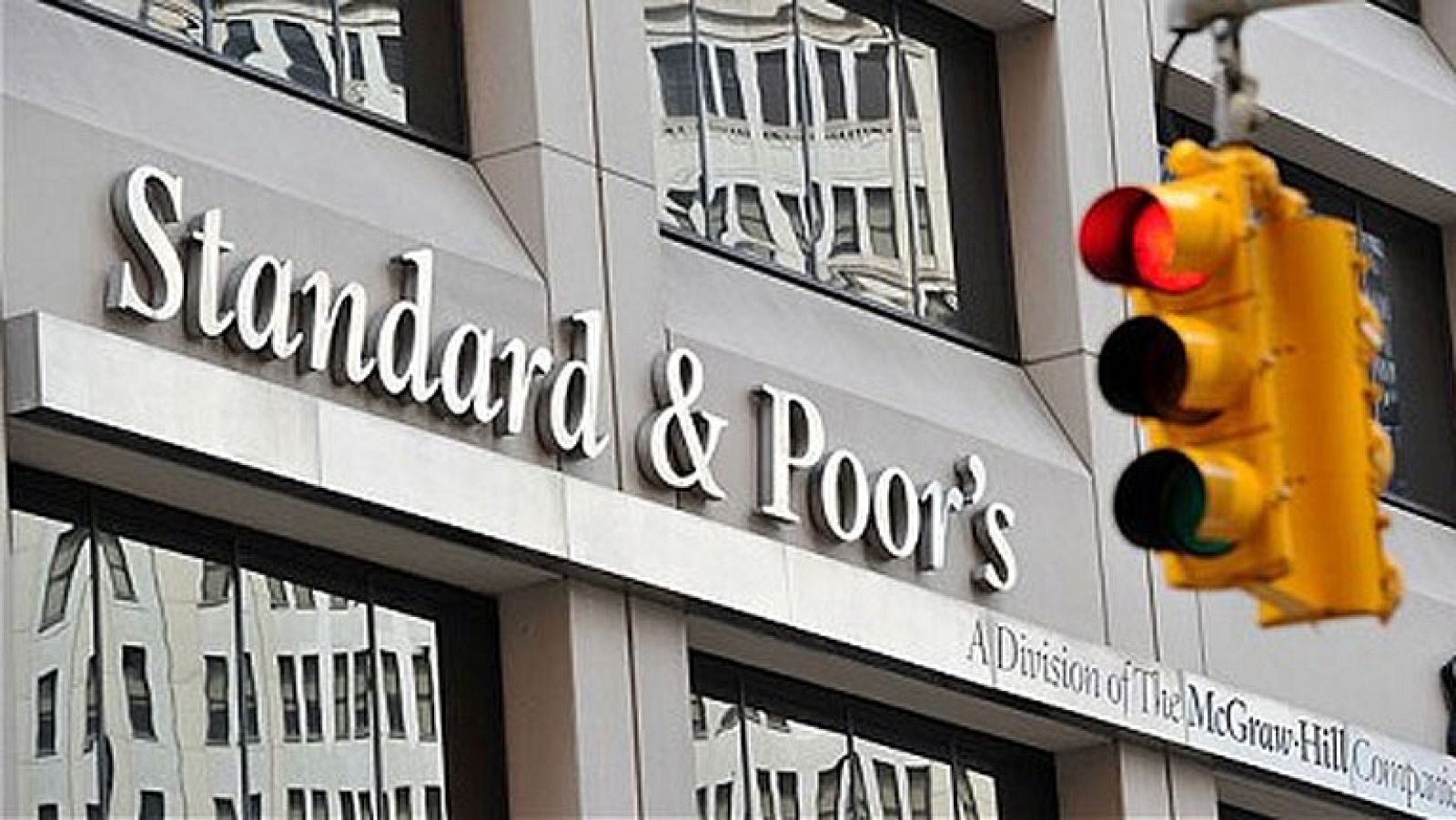 Standard &  Poor's deja la deuda de España al borde del bono basura
