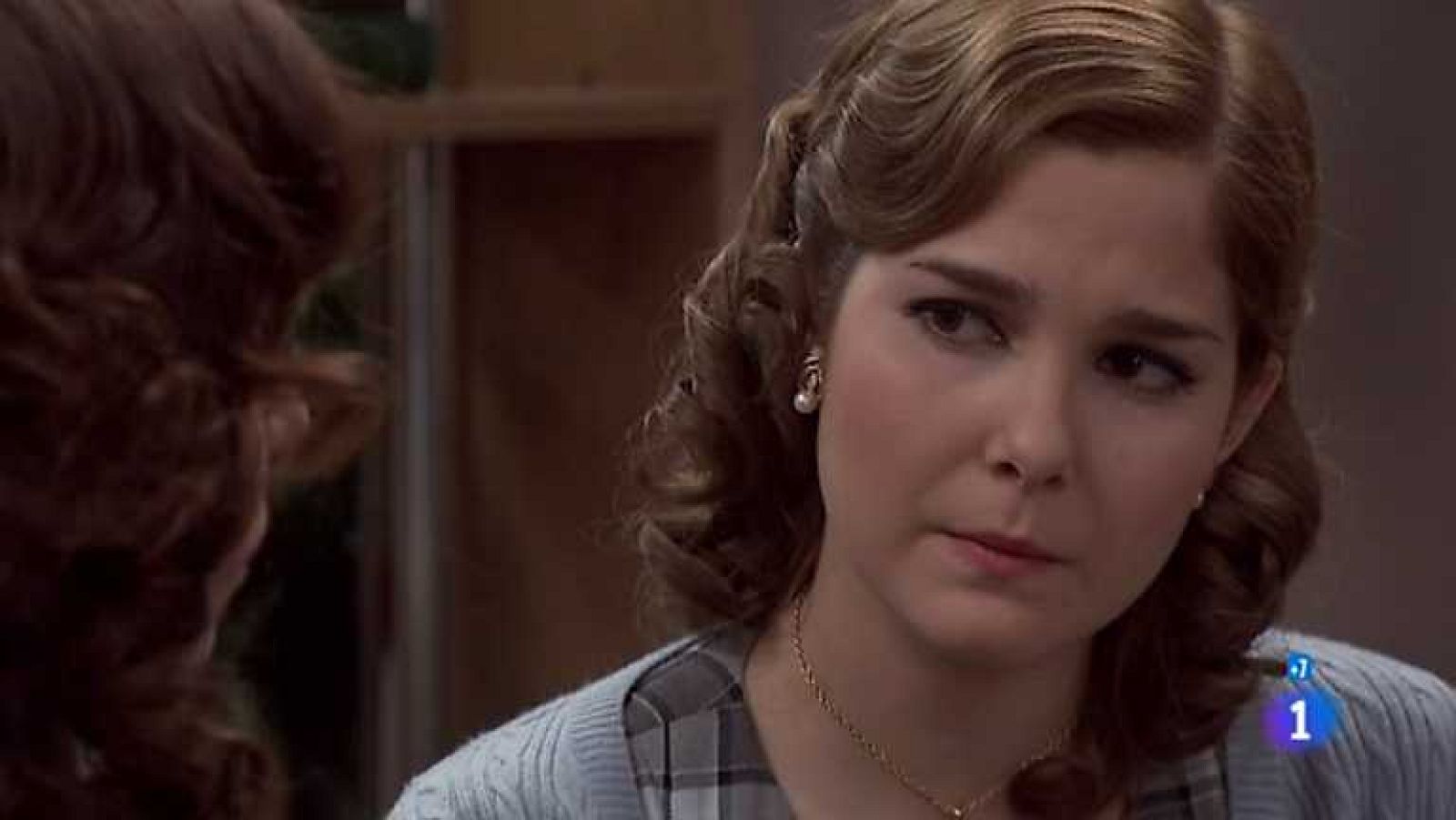 Amar en tiempos revueltos - T7 - Capítulo 232 - Cecilia cuenta a Rocío lo que sabe sobre Carlos y el asesinato de su padre - ver ahora