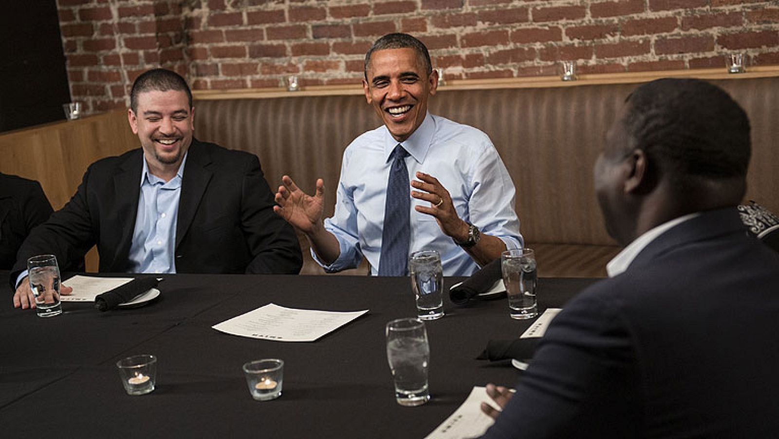 Obama cena con los ganadores de un concurso antes de prepararse para el próximo debate - Informativo 24h | Ver