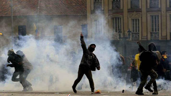 Informativo 24h - Más de 70 detenidos en una multitudinaria marcha de 'indignados' en Colombia