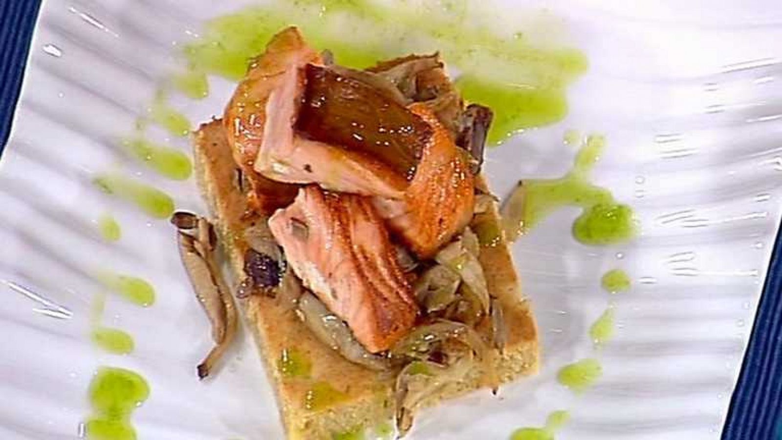 Cocina con Sergio - Dados de salmón con bizcocho salado de plátano - ver ahora