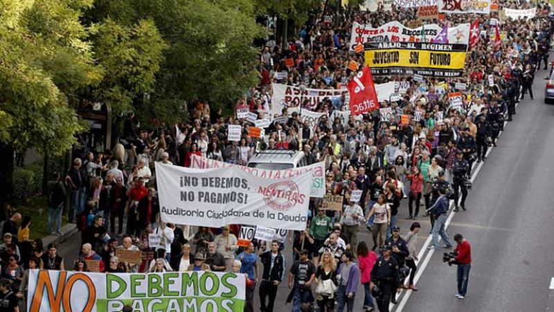 Manifestación multitudinaria en Madrid contra la deuda del Estado y la especulación 