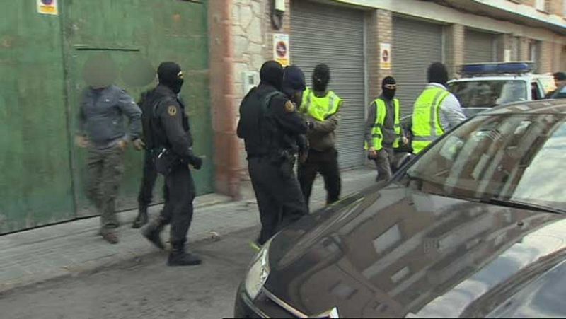 Golpe policial en Barcelona a una red internacional de falsificación de documentos