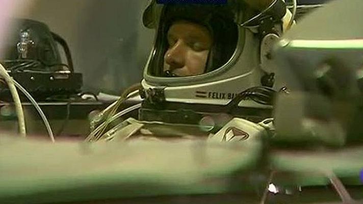 Telediario 1 - El salto de Felix Baumgartner, pendiente de un fino globo