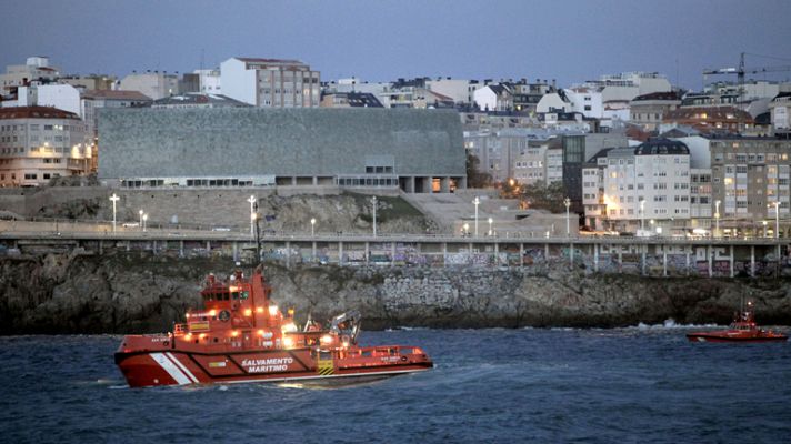 Telediario 1 - Un fallecido y al menos un desaparecido al encallar un velero en A Coruña