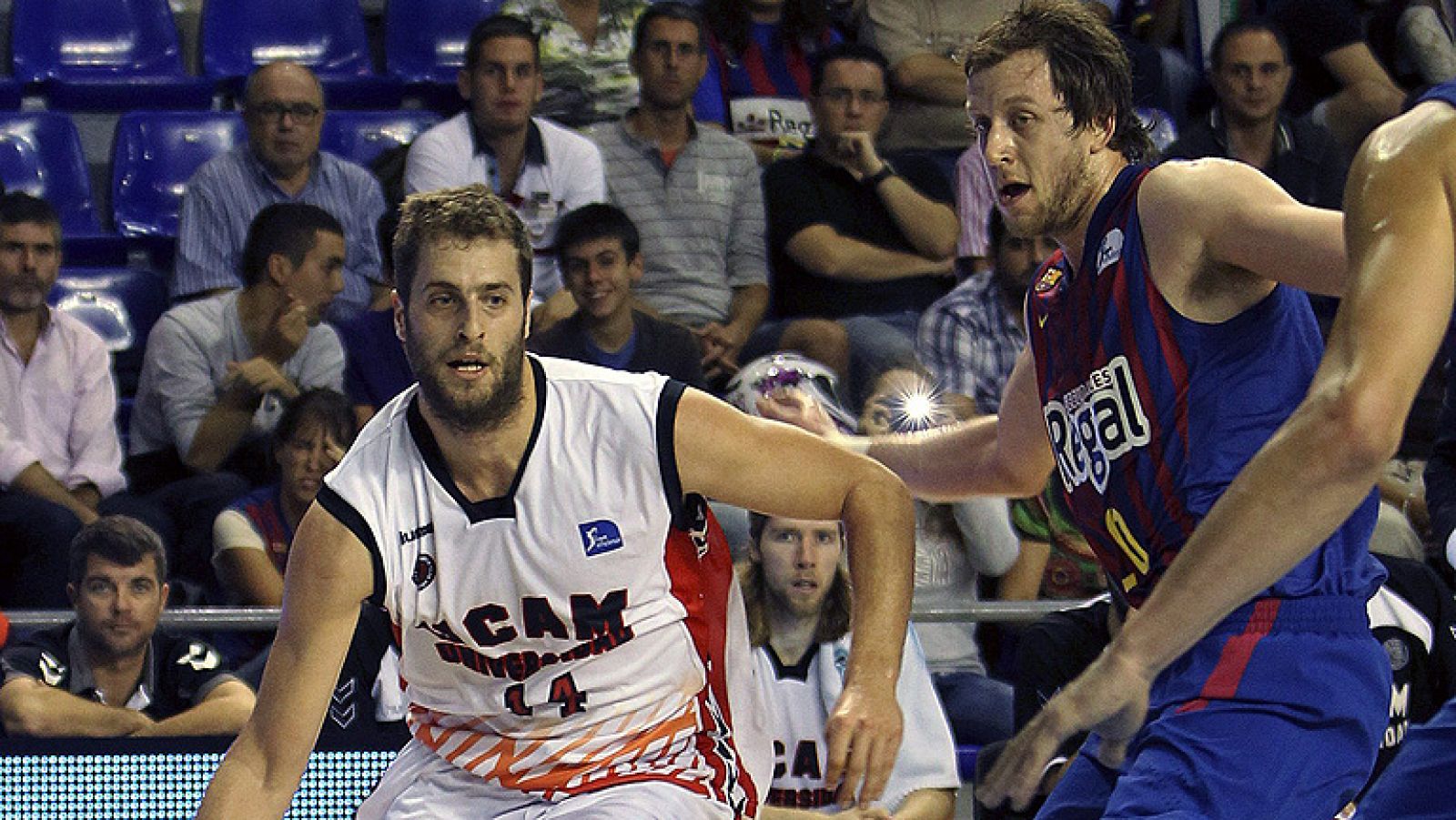  Con un gran Marcelinho Huertas (14 puntos, 24 de valoración), el FC Barcelona Regal se ha estrenado en la Liga Endesa tras superar con comodidad al UCAM Murcia