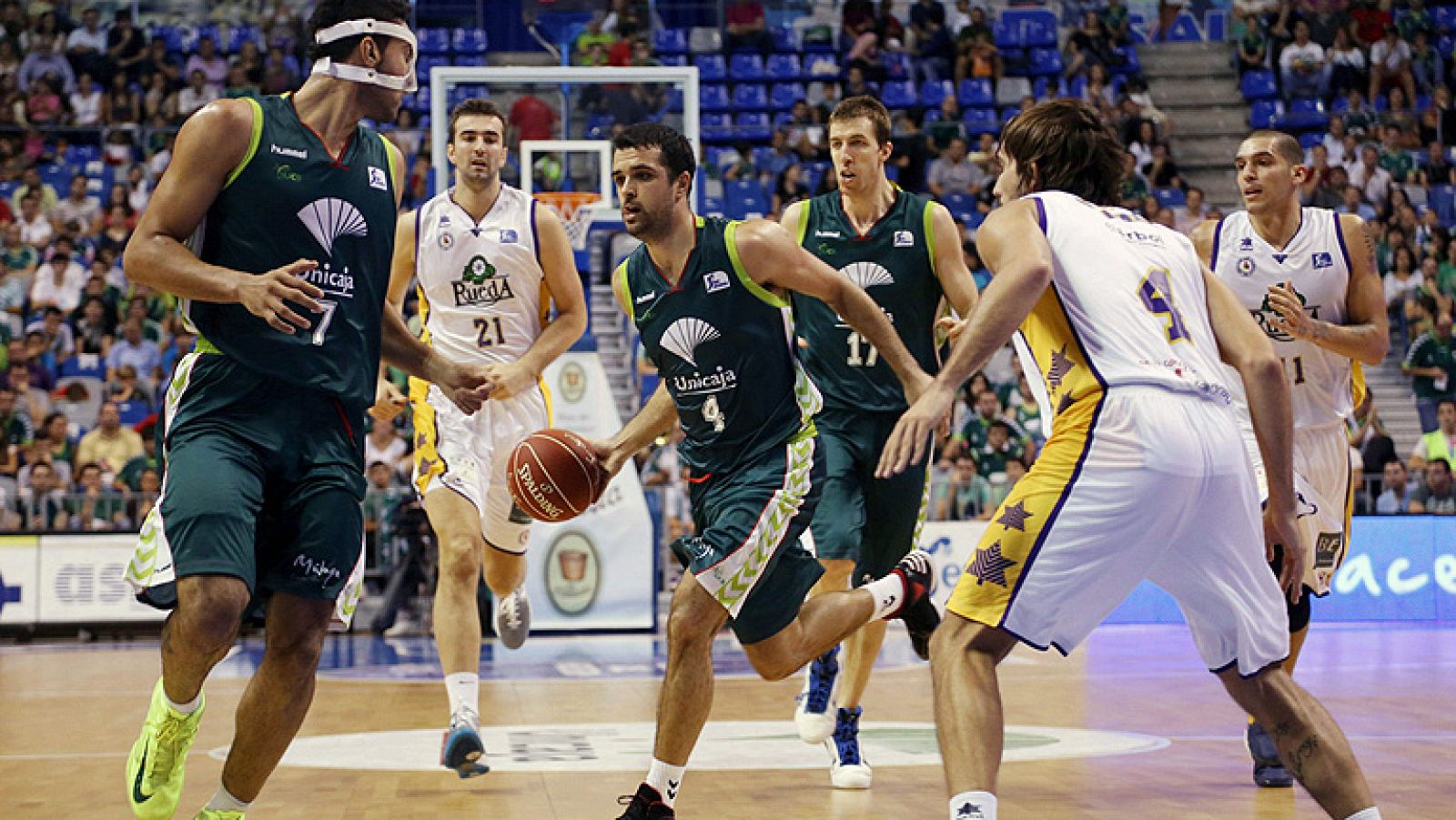 El Unicaja ganó con mucha autoridad al Blancos de Rueda Valladolid, 79-55, y logra así su segundo triunfo en la Liga Endesa 2012-13.
