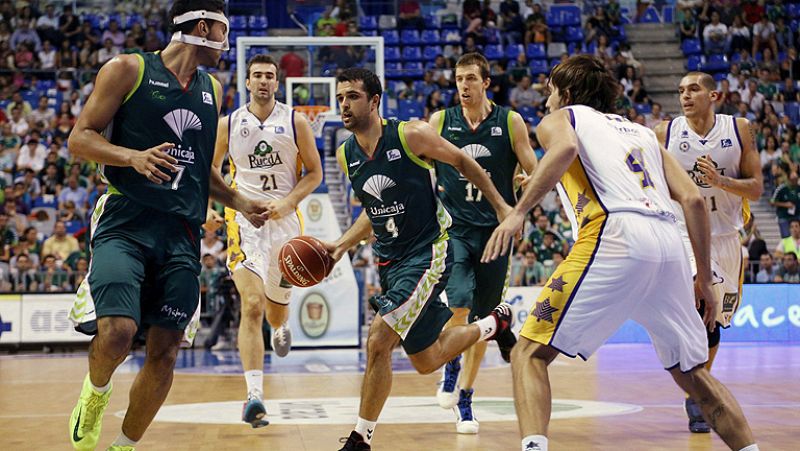 El Unicaja ganó con mucha autoridad al Blancos de Rueda Valladolid, 79-55, y logra así su segundo triunfo en la Liga Endesa 2012-13.