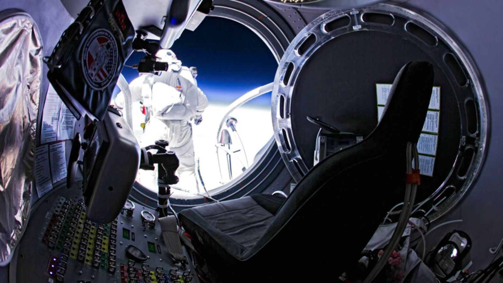 El salto de Baumgartner desde la estratosfera, con eco en la prensa internacional - Los desayunos | Ver