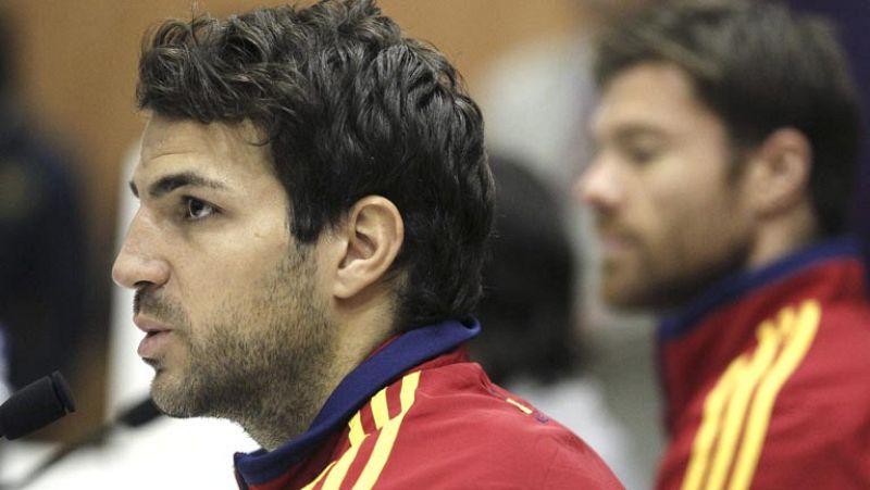 El centrocampista de la selección española no pone pegas a jugar de falso delantero si el seleccionador se lo requiere, aunque admite que es más centrocampista. Por su parte, Del Bosque tiene la duda de Sergio Ramos por las molestias del central.