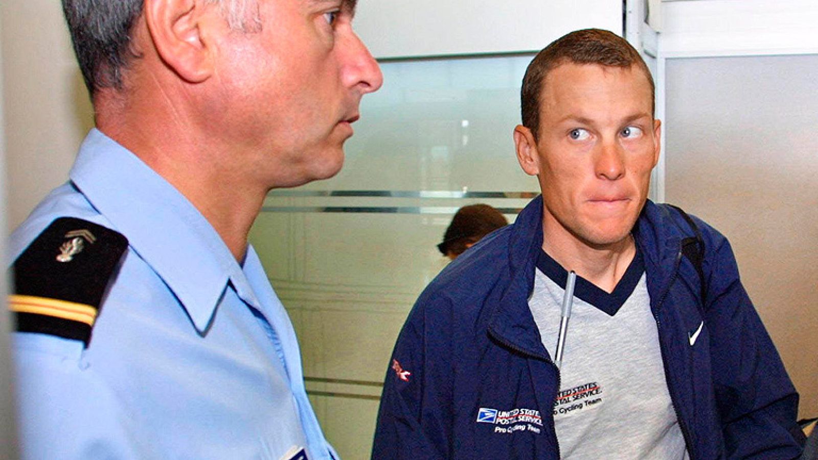 El australiano Matt White ha dimitido de su cargo de director  deportivo del equipo ciclista Orica-Greenedge este sabádo después de  admitir que recurrió al dopaje cuando corría con el estadounidense  Lance Amstrong en el equipo US Postal. "Me siento