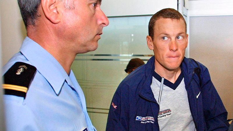 El australiano Matt White ha dimitido de su cargo de director  deportivo del equipo ciclista Orica-Greenedge este sabádo después de  admitir que recurrió al dopaje cuando corría con el estadounidense  Lance Amstrong en el equipo US Postal. "Me siento