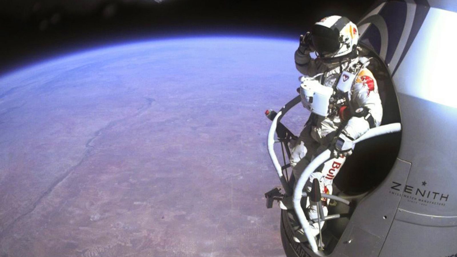 Felix Baumgartner rompió la barrera del sonido en su salto estratosférico | Ver