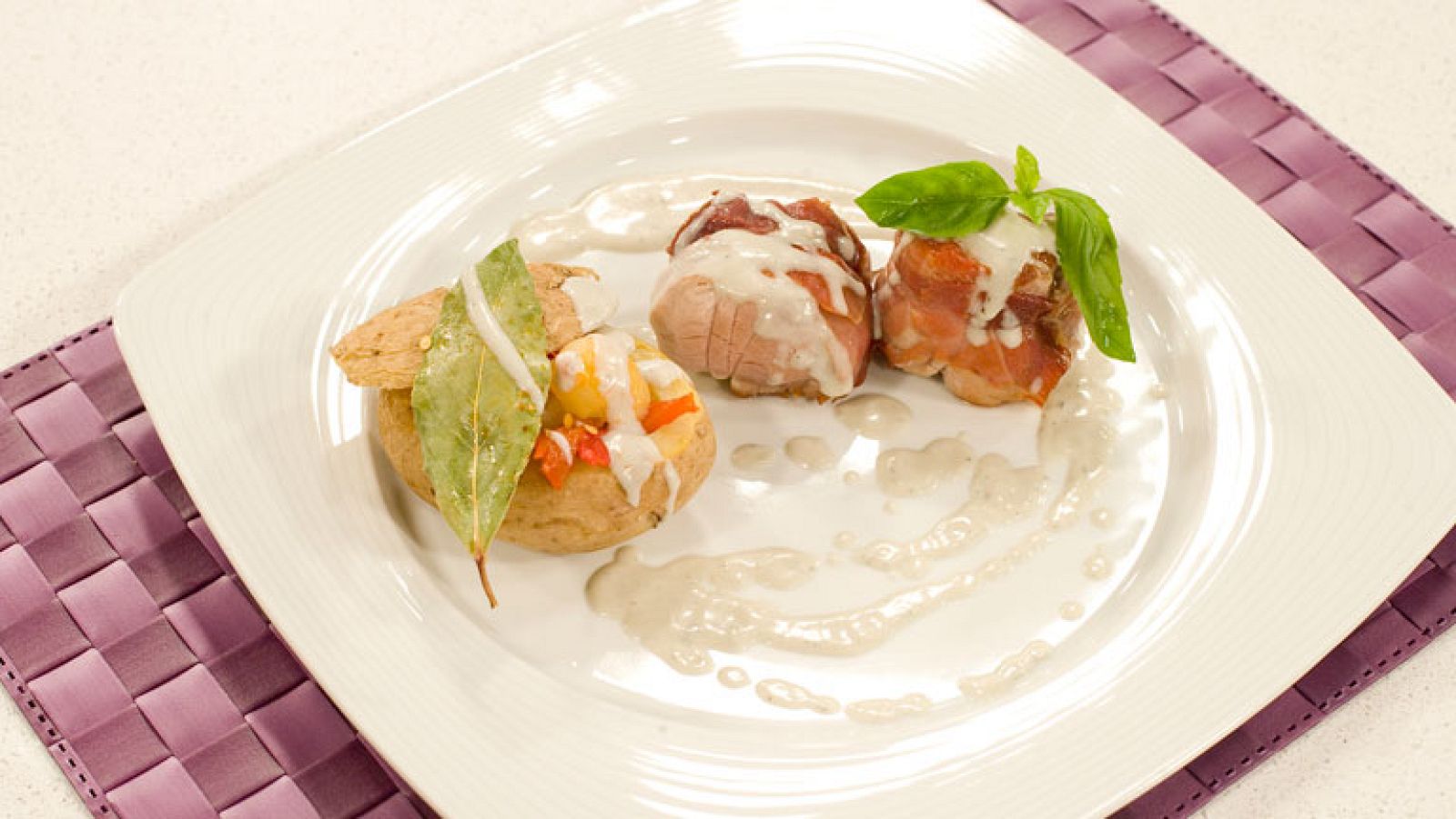 Solomillitos al cabrales con patatas rellenas