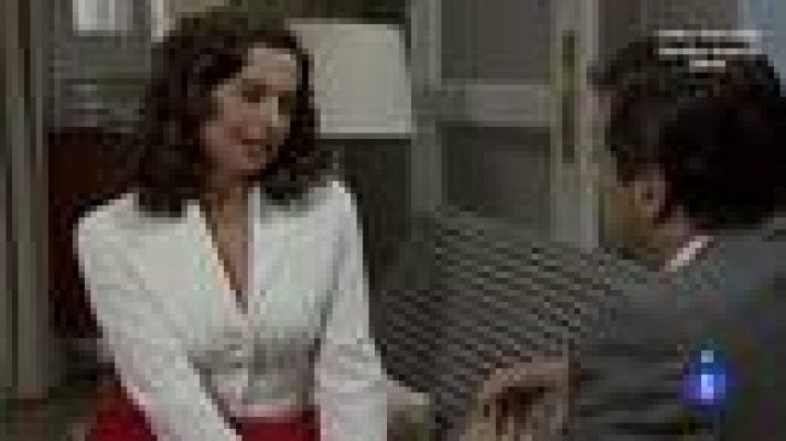 Amar en tiempos revueltos - Rocío muestra sus encantos a Emilio