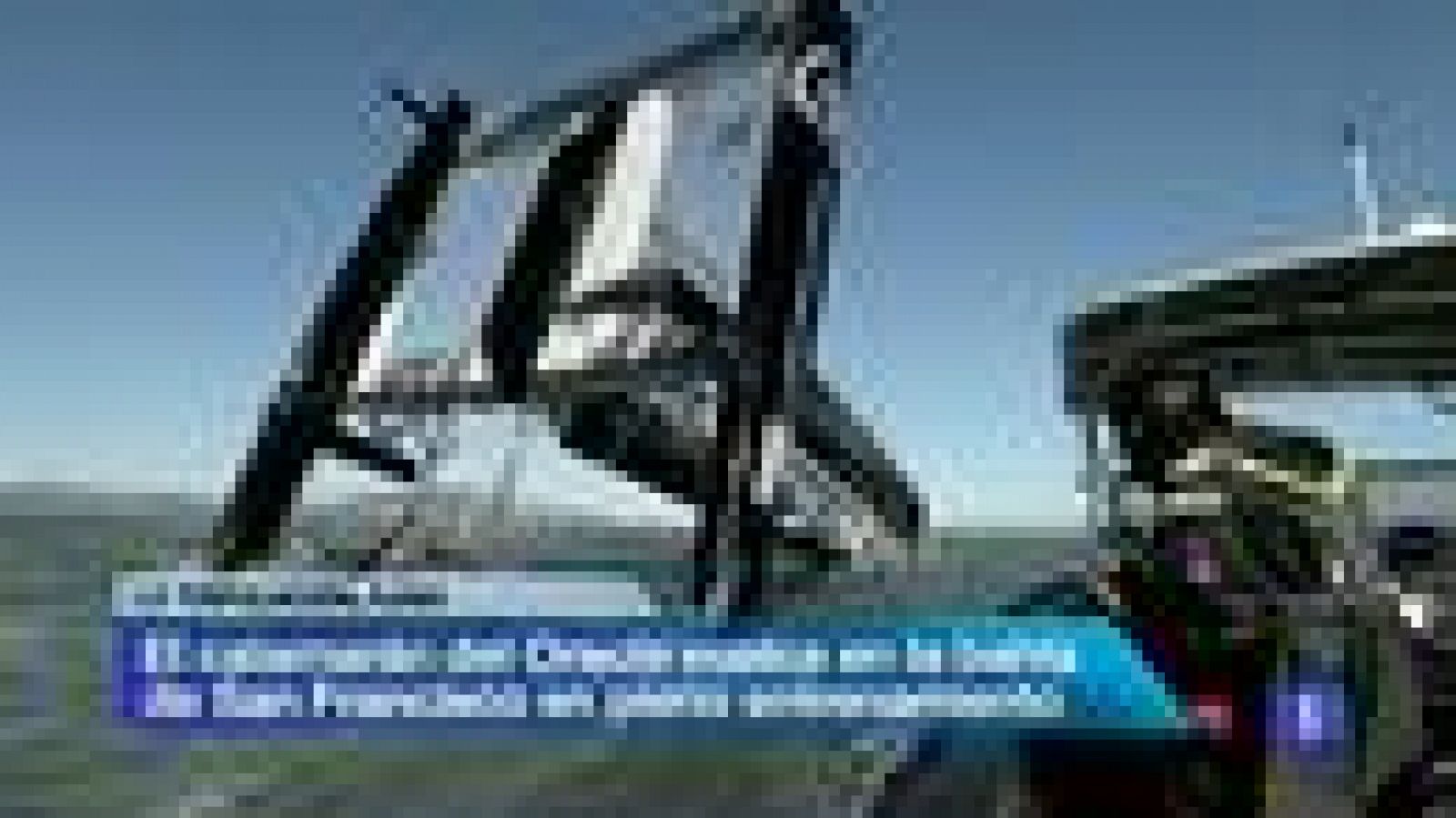 Espectaculares imágenes del Oracle Team Usa, defensor de la 34 America's Cup. Su catamarán gigante el "AC72" ha volcado en la Bahía de San Francisco por un fuerte oleaje durante un entrenamiento . Afortunadamente la tripulación no ha sufrido ningún