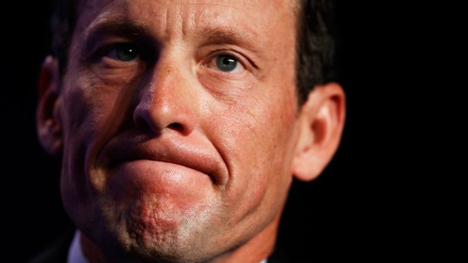 El estadounidense Lance Armstrong, heptacampeón del Tour de Francia, ha dejado este miércoles la presidencia de su fundación contra el cáncer, 'Livestrong'. También su principal patrocinador, Nike, ha anunciado el fin de su contrato con el ciclista