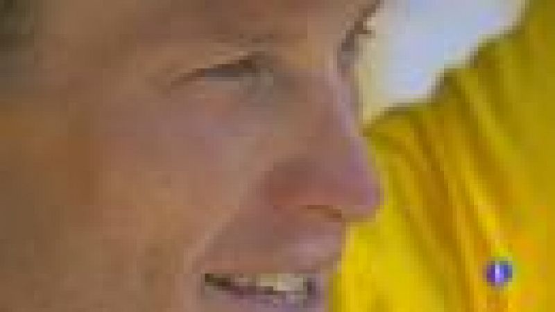 El estadounidense Lance Armstrong, heptacampeón del Tour de Francia, ha dejado este miércoles la presidencia de su fundación contra el cáncer, 'Livestrong'. También su principal patrocinador, Nike, ha anunciado el fin de su contrato con el ciclista  