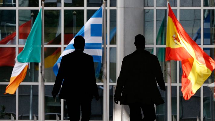 Los desayunos - Una cumbre con dos agendas y en la que la posible petición de rescate de España centra la atención