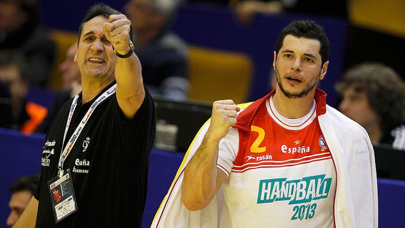 El seleccionador español de balonmano, Valero Rivera, ha anunciado  este jueves la convocatoria para las dos primeras jornadas de  clasificación del Campeonato de Europa 2014, en la que destacan los  retornos de Alberto Entrerríos, Antonio García, An