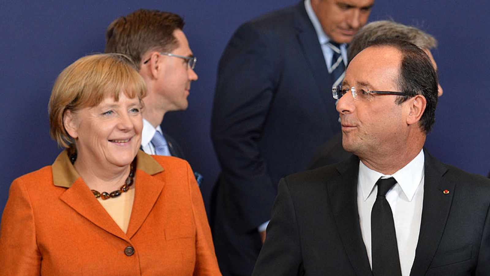 Hollande y Merkel discuten los detalles del rescate a España