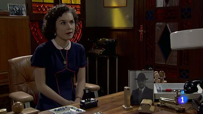 Amar en tiempos revueltos - Emilio despide a Asun por despecho