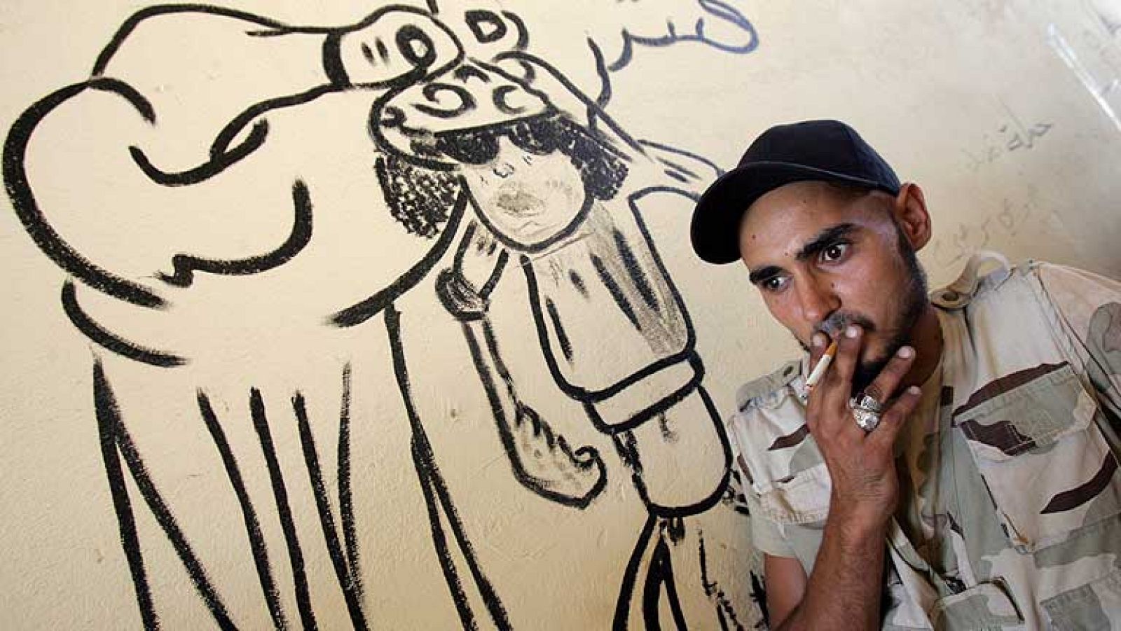 Este sábado se cumple un año de la muerte del coronel Gadafi después de cuatro decadas de dictadura en Libia. Ali Zidan tiene el encargo de formar un Gobierno que deje atras el antiguo régimen y trate de corregir la inseguridad, la circulación incontralada de armas, las milicias autónomas y la debilidad de las instituciones.