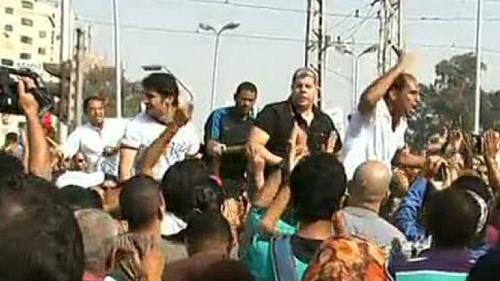 Una manifestación en El Cairo ha pedido el regreso del fútbol a Egipto, donde la liga sigue interrumpida de forma indefinida por los sucesos de Port Said, donde murieron 74 personas.