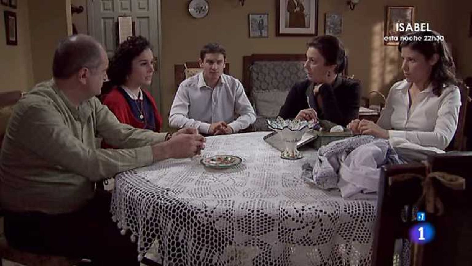 Amar en tiempos revueltos - T7 - Capítulo 238 - Rocío visita a Cecilia y trata de convencerla para que vuelva a comer - Ver ahora